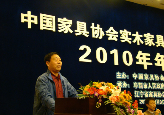 何云峰简介:何云峰,中共党员.经济师.